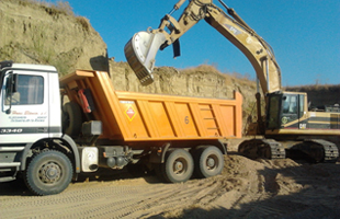 Excavaciones Blanco Corral S.L. maquinaria y camión